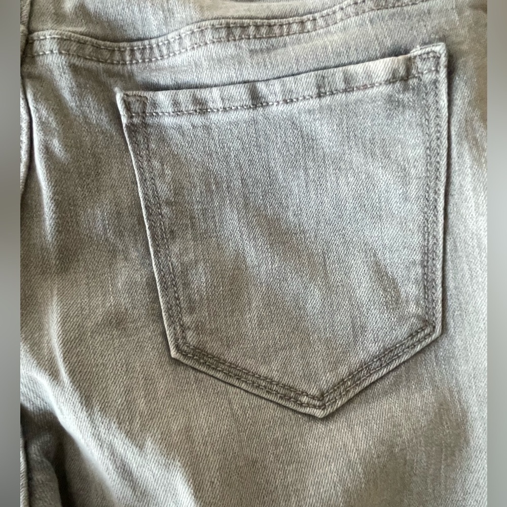 🩶👖Old Navy Boyfriend straight leg in light gray. Size 10.  Nice distressing! - Picture 7 of 8